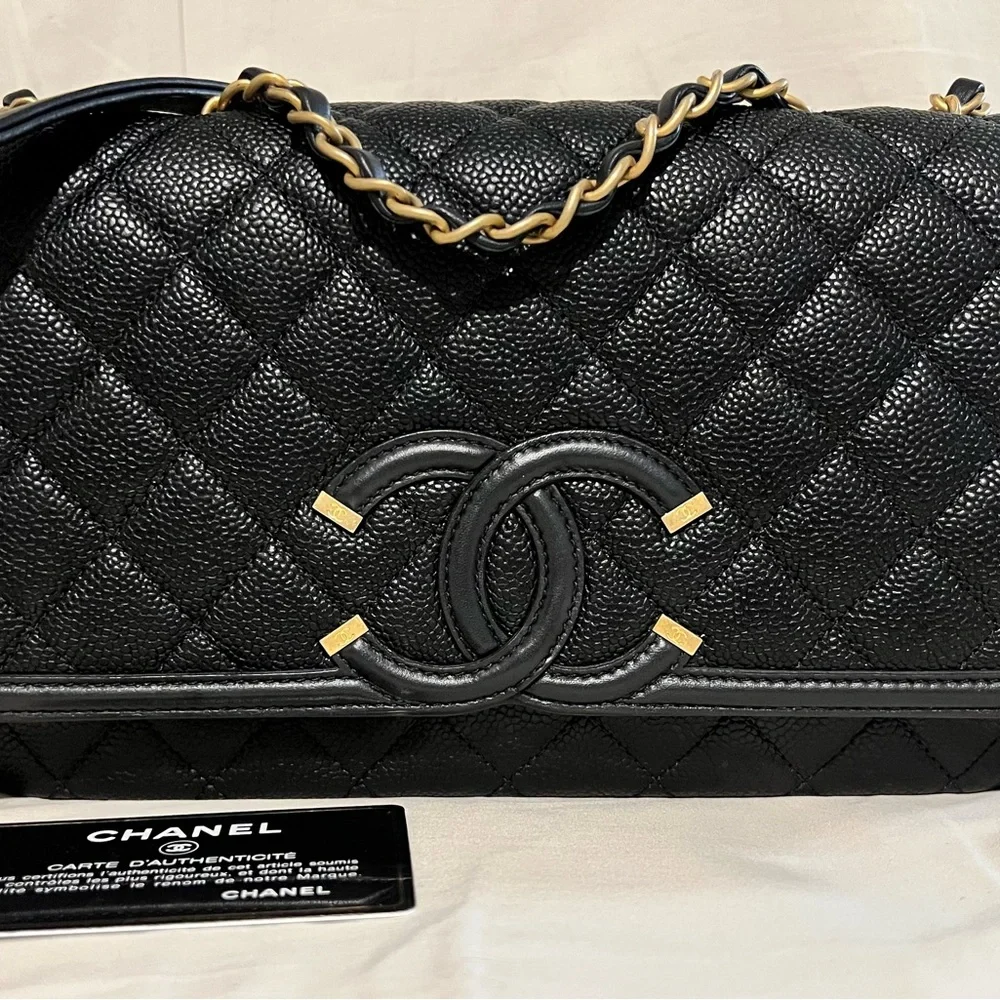 *SOLD* CHANEL Caviar Quilted Medium CC
Filigree Flap Black - Picture 2 of 16
